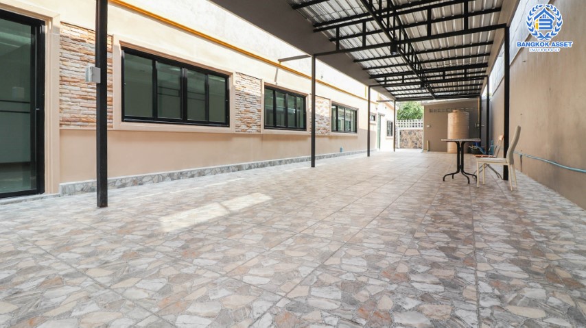 *****ทาวน์เฮ้าส์มือสองย่านกรุงเทพฯ ม.โชคชัย4 ลาดพร้าว เนื้อที่กว้างขวางมากถึง 24 ตร.ว. ฟังก์ชัน 3 ห้องนอน 2 ห้องน้ำ ที่จอดรถ 3 คัน ตกแต่งใหม่ทั้งหลัง โครงการตั้งบนทำเลเดินทางสะดวก ใกล้เมือง เชื่อมต่อรถไฟฟ้าสายสีเหลือง "สถานีโชคชัย4" และทางด่วน "ฉลองรัช" จองเลย!